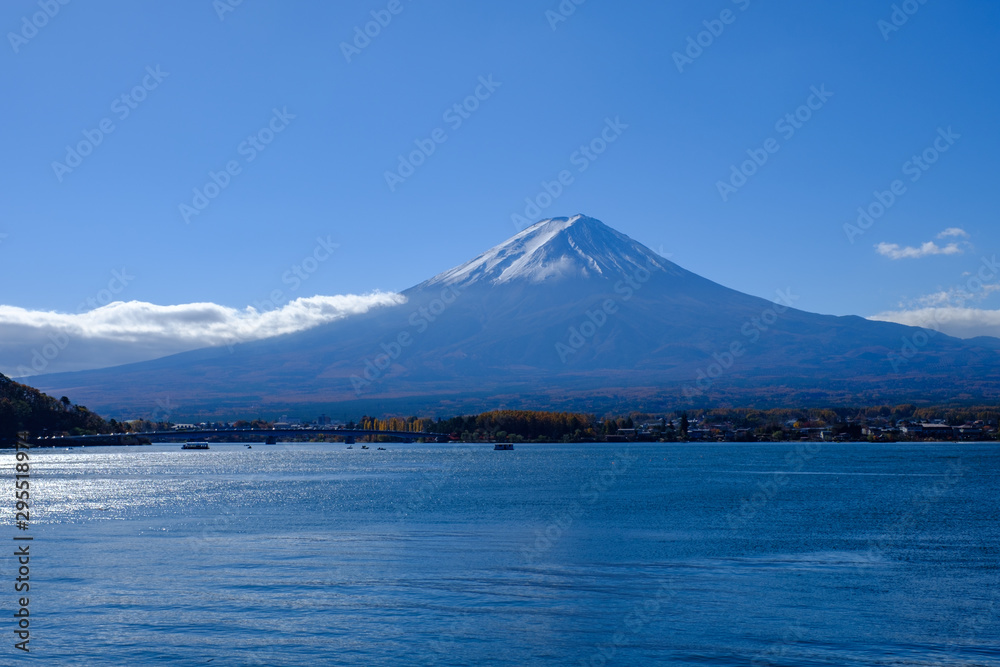 河口湖から見る秋の富士山