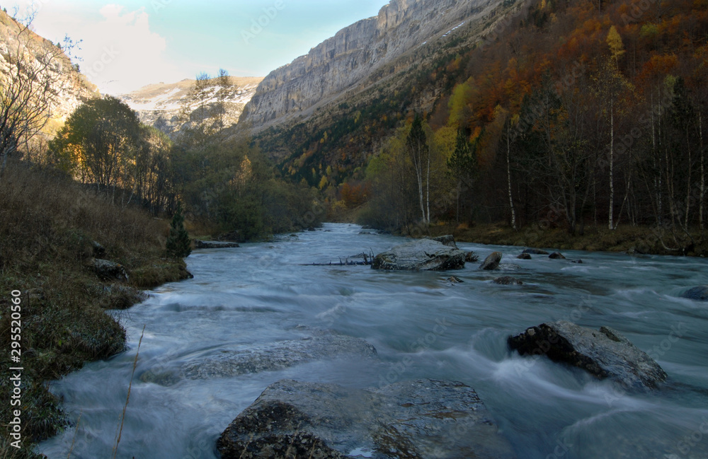 Paisajes de ordesa en Otoño. Huesca.España Paisajes de ordesa en Otoño. Huesca.España