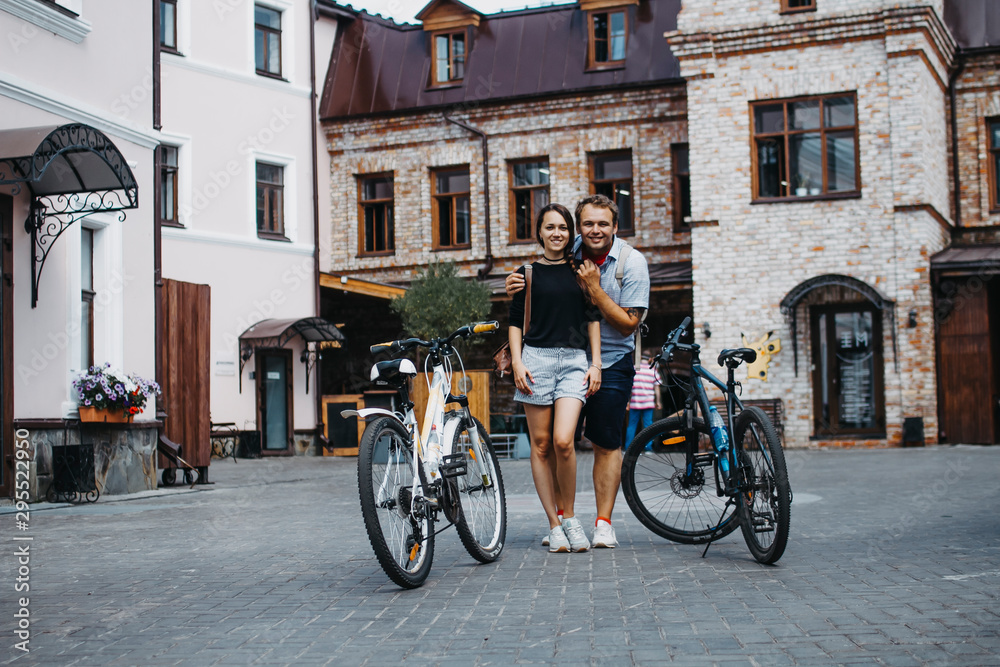 Fototapeta premium Młody mąż i żona jeżdżą na rowerach po mieście