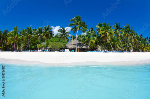 Fototapeta Naklejka Na Ścianę i Meble -  Beach and beautiful tropical sea. Caribbean summer sea with blue water. White clouds on a blue sky over summer sea. Tropical sea relax.