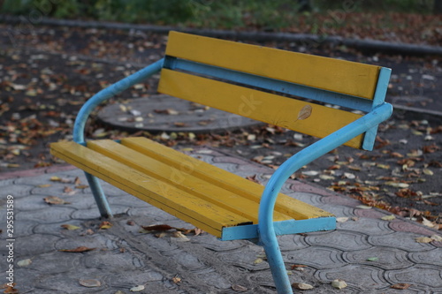 Fototapeta Naklejka Na Ścianę i Meble -  bench in the park in autumn 