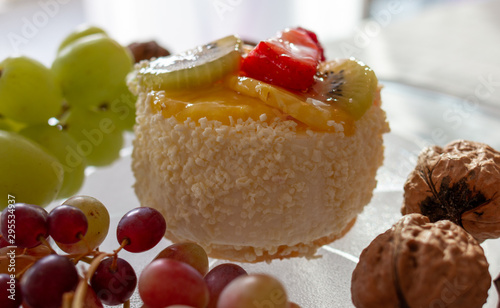 Sahnetorte Fruchttorte mit Weintrauben und Walnüsse photo