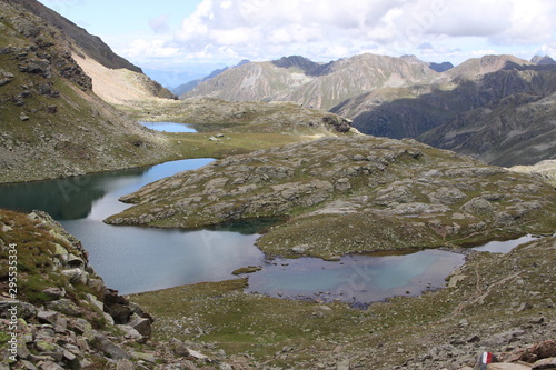 Bergseen mit Bergen im Hintergrund photo