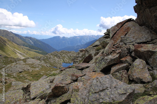 Steine mit Bergsee im Hintergrund