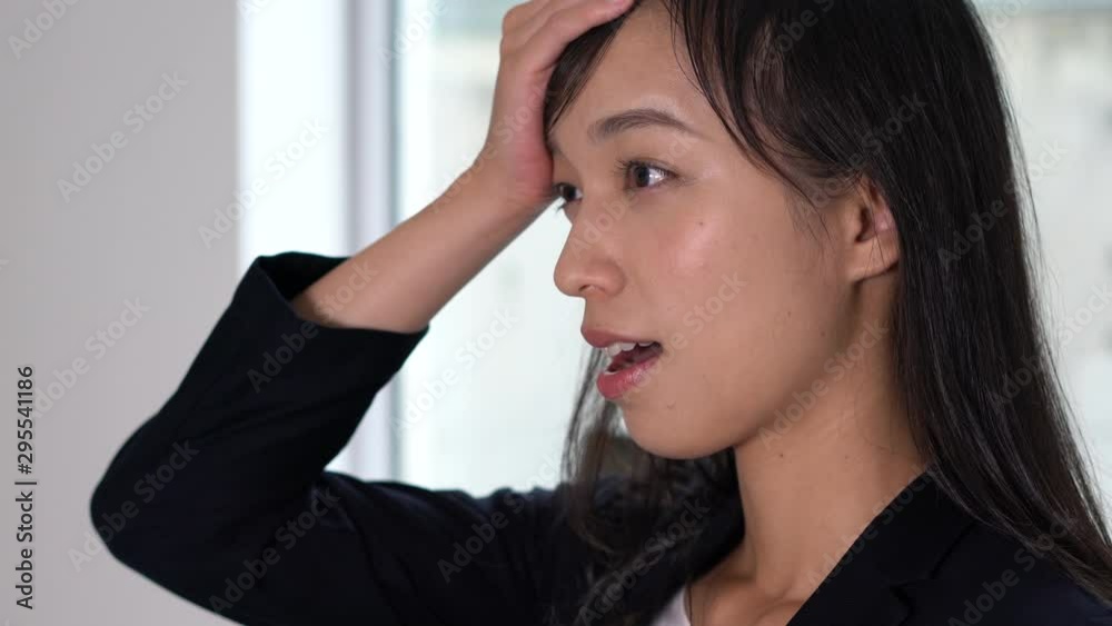 落ち込む女性 落ち込む女性