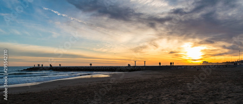 Couché de soleil sur une plage en espagne