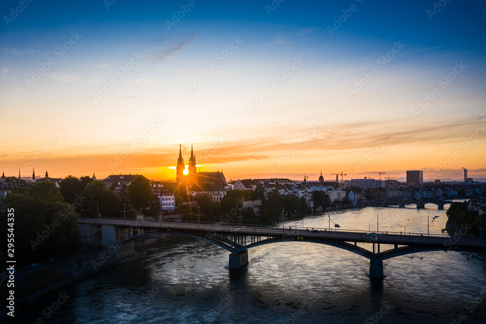 Sonnenuntergang am Rheinufer in Basel