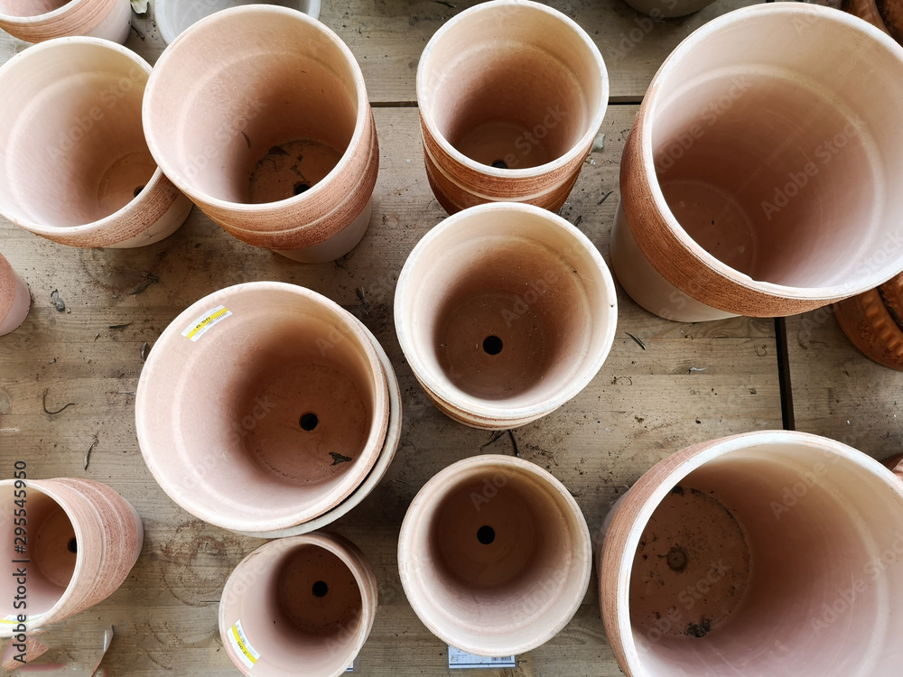 esposizione per la vendita vasi di vario tipo in terracotta esposizione per la vendita vasi di vario tipo in terracotta