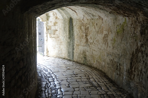 Fototapeta Naklejka Na Ścianę i Meble -  Durchgang in Korfu-Stadt