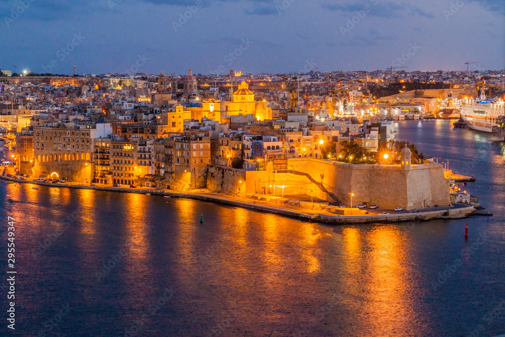 Obraz premium Night view of town Senglea in Malta