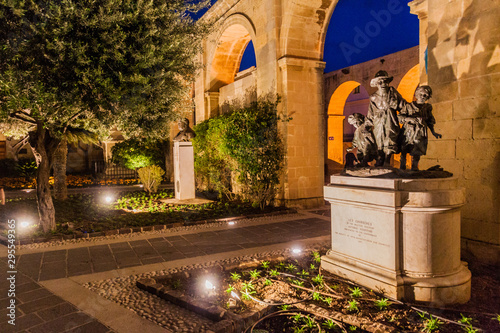 Foto VALLETTA, MALTA - NOVEMBER 6, 2017: Upper Barrakka Gardens in Valletta with vari