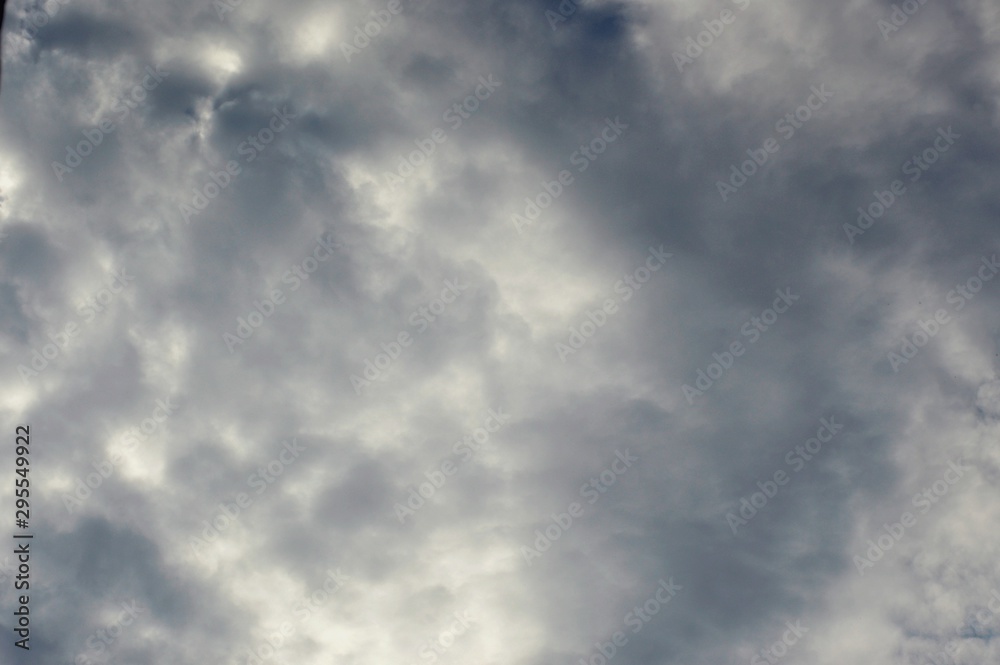 хмурое пасмурное грозовое небо  с черно-белыми тучами в ожидании дождя