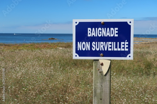 Pancarte "Baignade non surveillée" au bord de la mer
