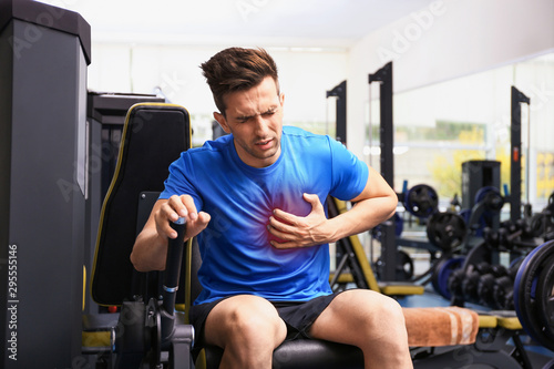 Valokuva Young man having heart attack in gym