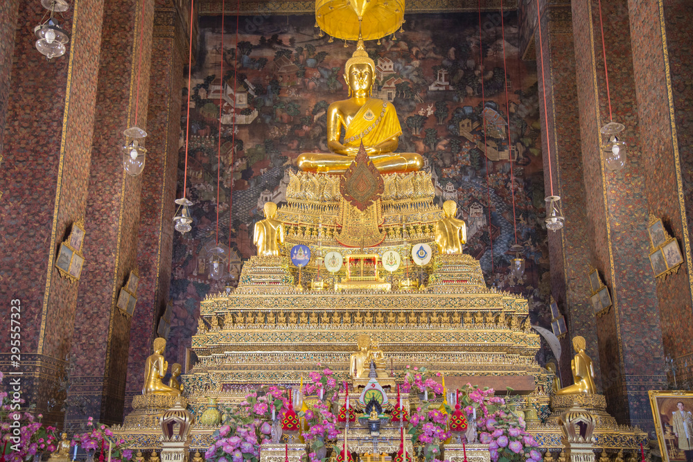 Fototapeta premium buddhist temple in bangkok thailand