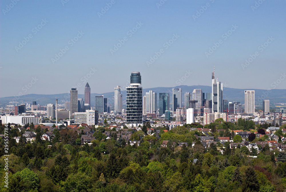 Schöner Anblick auf die Skyline der Finanzmetropole Frankfurt am Main mit dem im Hintergrund liegenden Mittelgebirge.