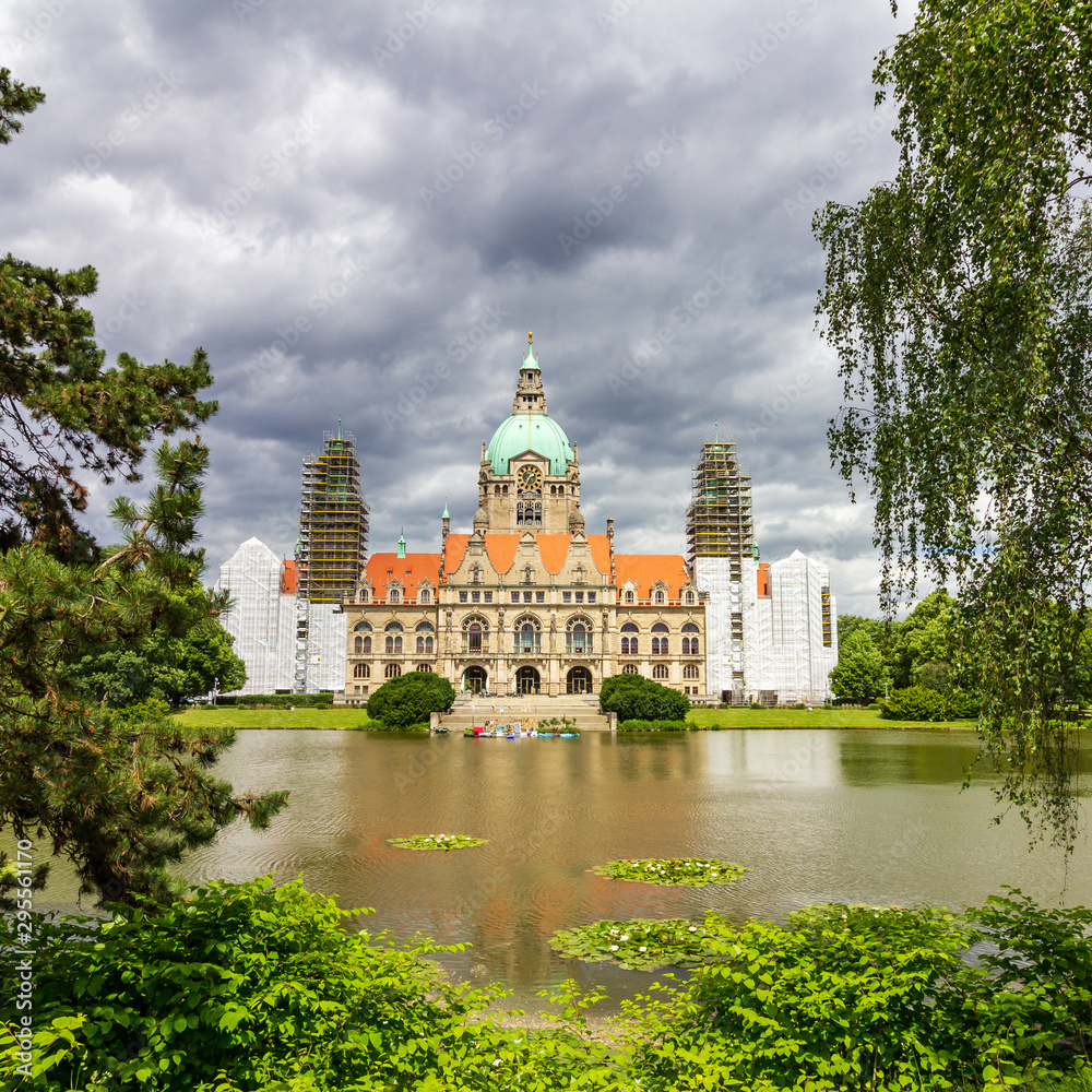Fototapeta premium New Town Hall (Neues Rathaus) in Hannover, Germany