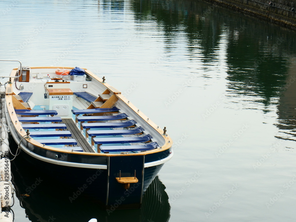 運河に浮かぶボート