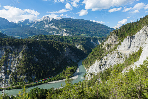 Zug der rhätischen Bahn, Rheinschlucht, Ruinaulta, Graubünden, Schweiz, Europa
