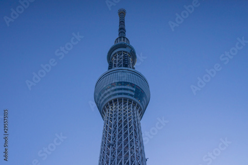 スカイツリー 夕暮れ 夕焼け 夕日 都市 高層ビル photo