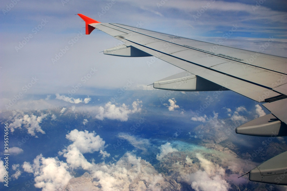 Obraz premium Airplane wing in blue sky