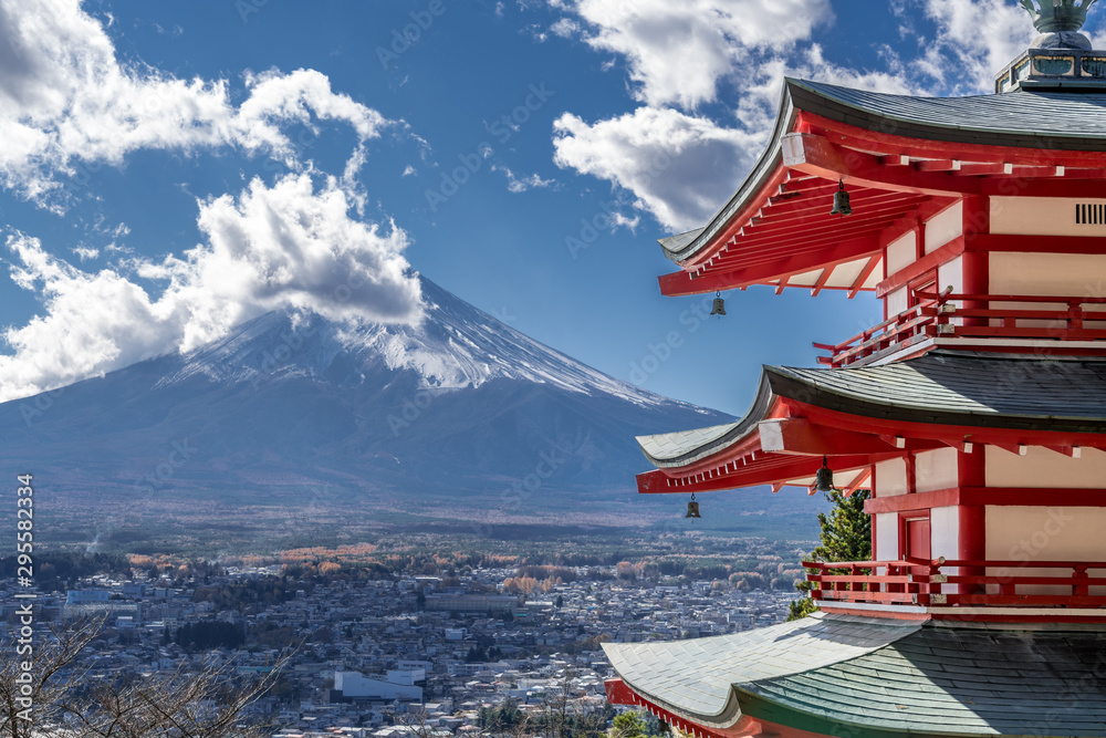 Fototapeta premium Winter view Mount Fuji first snow and side of Chureito Pagoda at Arakurayama Sengen park. Located in Fujiyoshida city, Yamanashi Prefecture, Japan