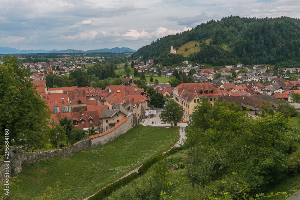 Veduta panoramica del centro storico di Skofja Loka in Slovenia