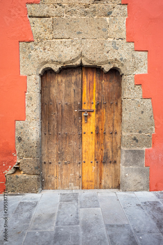 old door in wall © Jareck