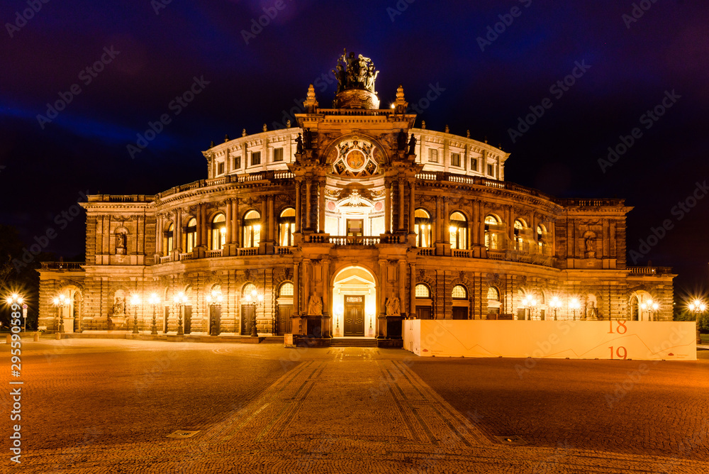 Semperoper zu Dresden bei Nacht