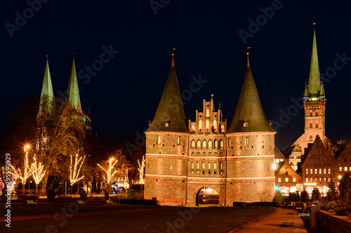 Holstentor zur Lübeck bei Nacht