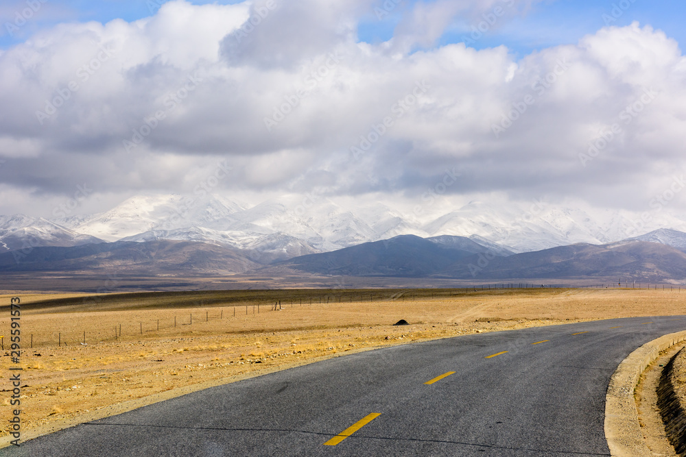 Fototapeta premium The road on the Tibetan Plateau. Tibet. China