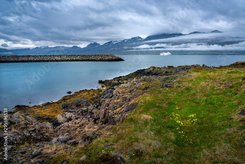 Obraz na płótnie The cruise ship enters the Icelandic port in the fjord w salonie