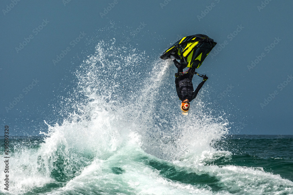 moto de agua haciendo un mortal ó moto de agua haciendo acrobacias en las  olas Photos | Adobe Stock