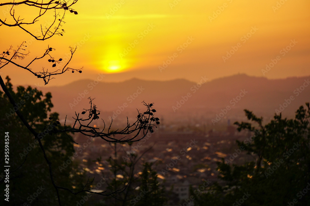 Obraz premium 新潟長岡、高台からの夕暮れと夕陽の風景