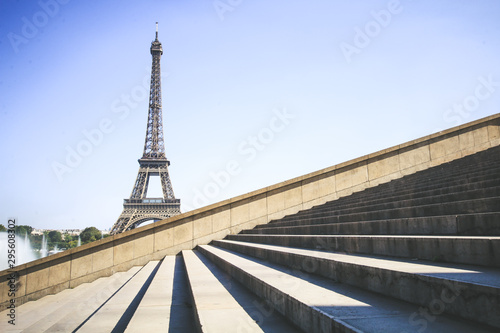 Eiffelturm in Paris bei Sonnenschein