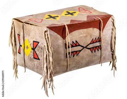 Foto Indian painted rawhide box with leather cords isolated on white