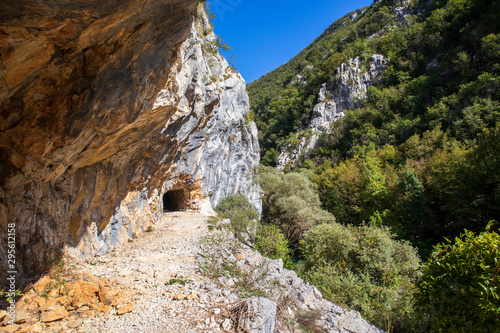 Foto Tunnel in a stone by the Unac river in Martin Brod village in Bosnia and Herzego