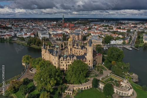 Schweriner Stadtschloss in Mecklenburg-Vorpommern, Foto aus der Luft, Drohnenperspektive, im Hintergrund dunkle Wolken