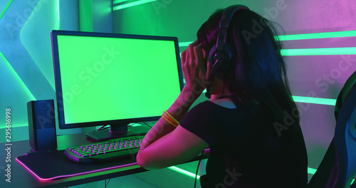 Obraz na plátně Asian girl cyber sport gamer