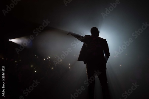 concert fan lumière smartphone brouillard photo