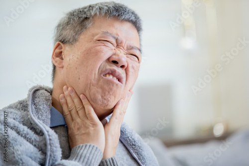 elderly man has sore throat