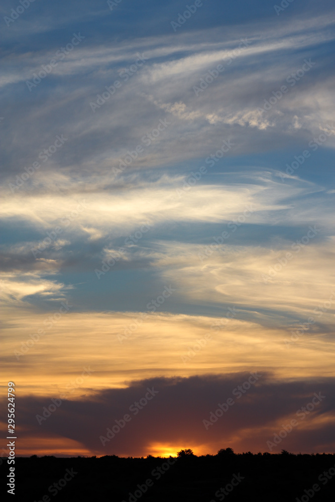 Naklejka premium Delikatne niebo o zachodzie słońca z rozmazanymi chmurami