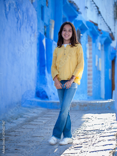 Niña con camisa amarilla en Chauen, Marruecos photo