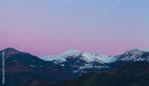 Amanecer sobre el Taga (2040 msnm) visto des de Sant Joan de les Abadesses