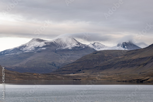 Herbststimmung am Hvalfjörður /Hvalfjördur mit erstem Schnee auf dem Syðstaula ­