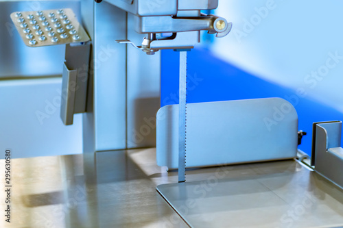 Equipment for cutting piece...