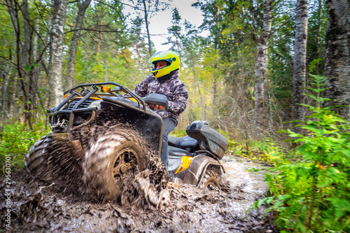 Foto Man on ATV rides on a dirt road