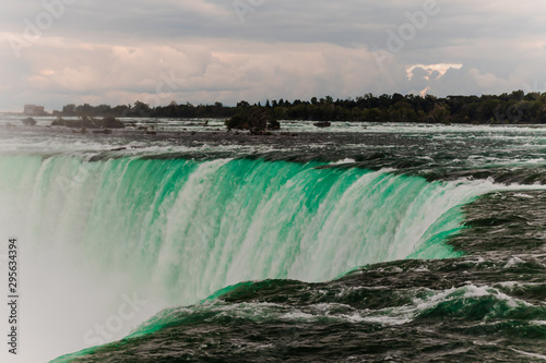 Salto de agua de las cataratas de Niagara