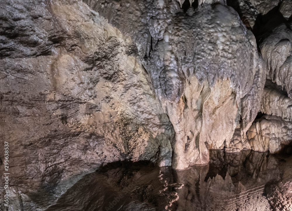 Obraz premium Stalaktitten in der Grotta del Vento in Italien