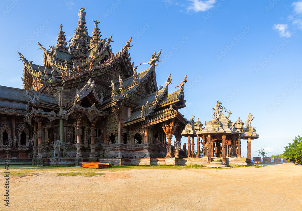 Fototapeta premium Świątynia prawdy w Pattaya. Drewniana świątynia z misternymi rzeźbami. Buddyzm. Świątynia buddyjska. Budynek religijny. Rzeźba. Atrakcje Pattaya. Podróż do Tajlandii.